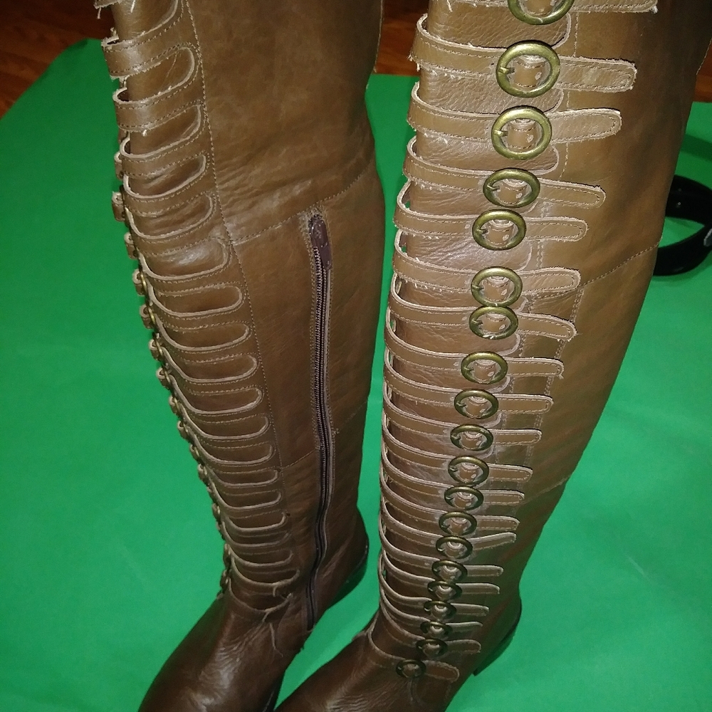 LUICHINY KNEE BUCKLE BOOTS